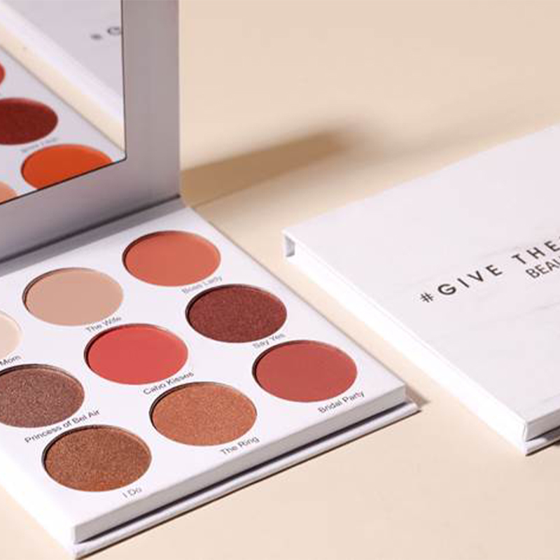 addl2_fg_giv_ey5sh01_g06_give_them_lala_the_grown_woman_eyeshadow_palette_2