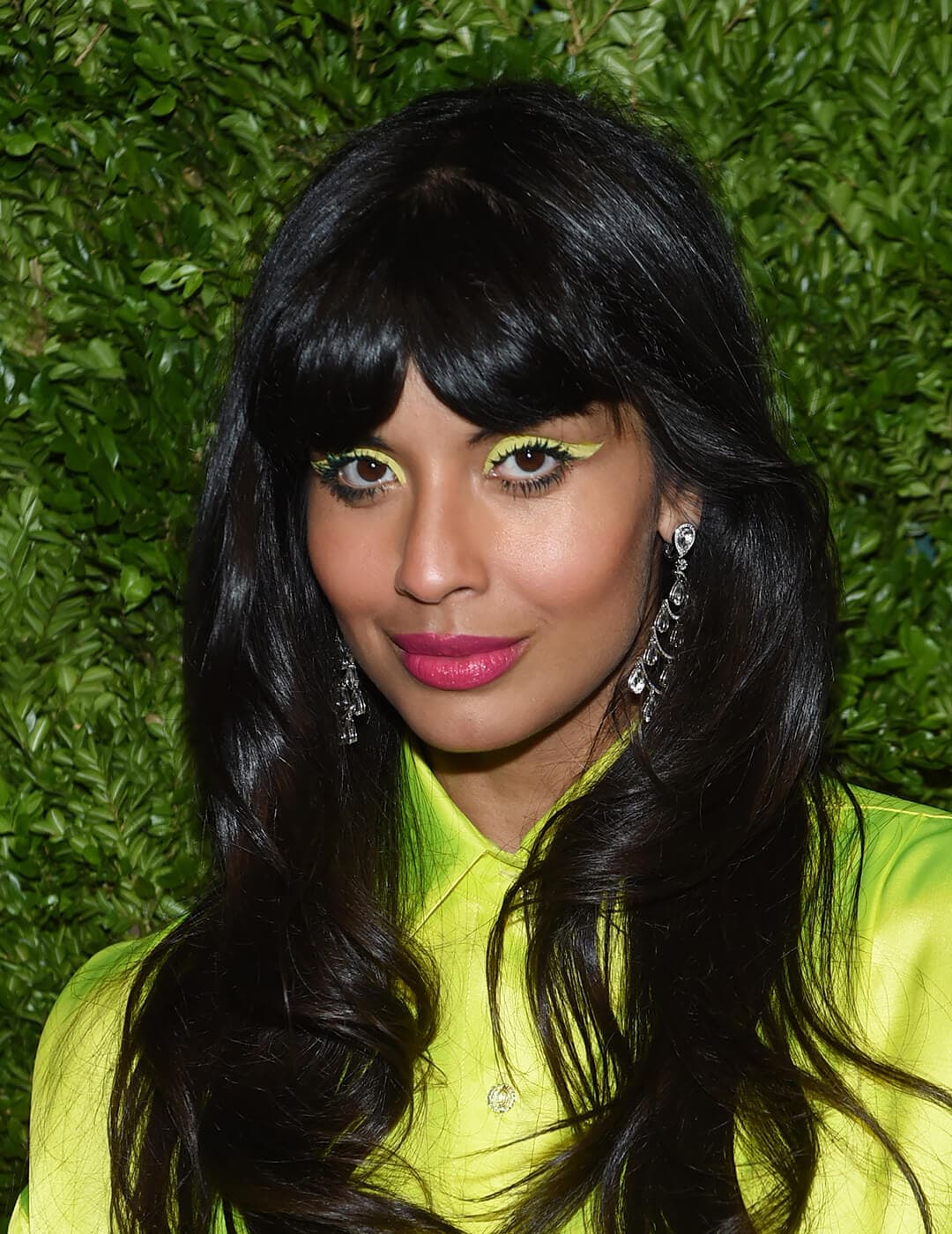Jameela Jamil rocking a neon yellow eyeliner makeup look and neon yellow dress at the red carpet