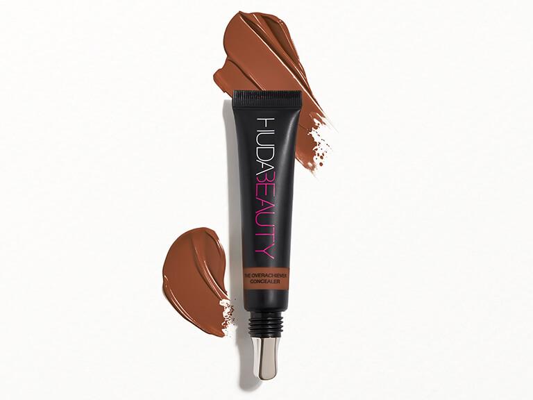 HUDA BEAUTY The Overachiever High Coverage Concealer in Maple Syrup