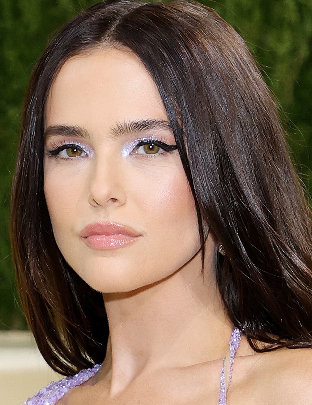Zoe Deutch rocking a shimmery lilac eyeshadow look at the red carpet