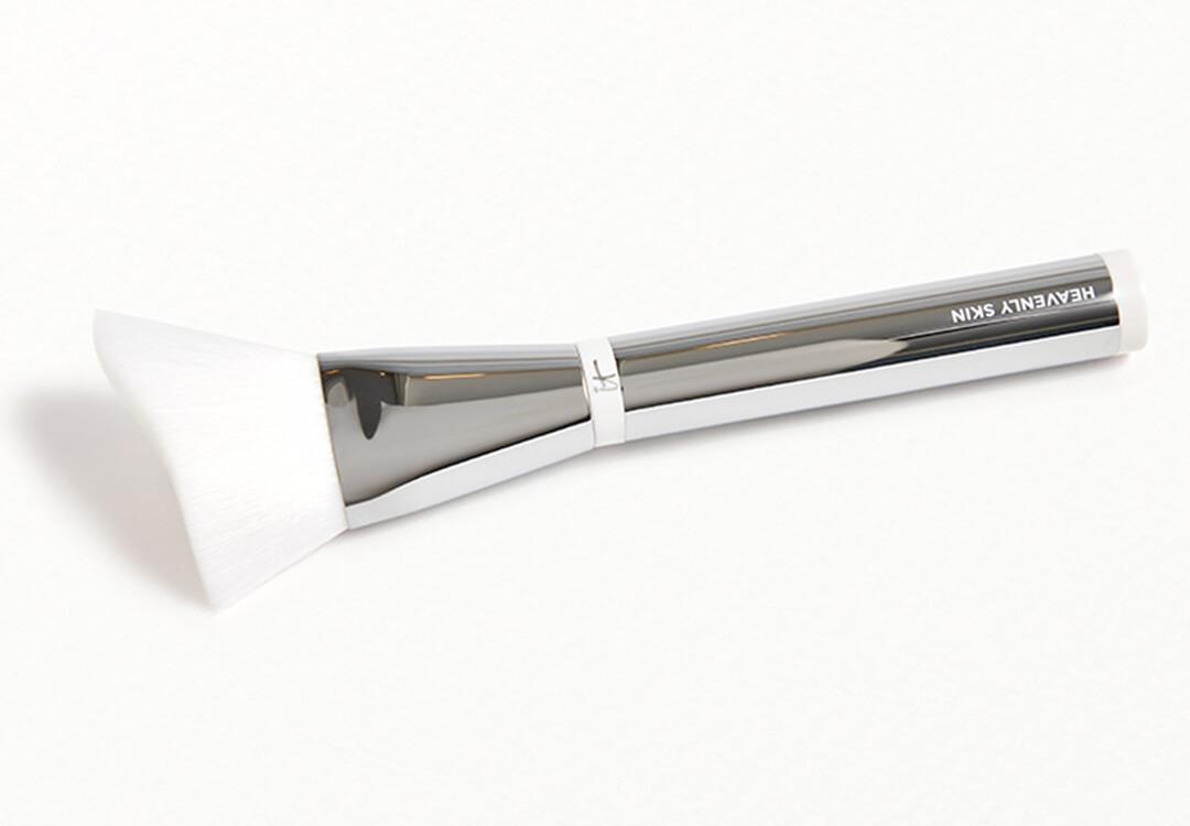IT COSMETICS Heavenly Skin™ Skin-Smoothing Complexion Brush #704