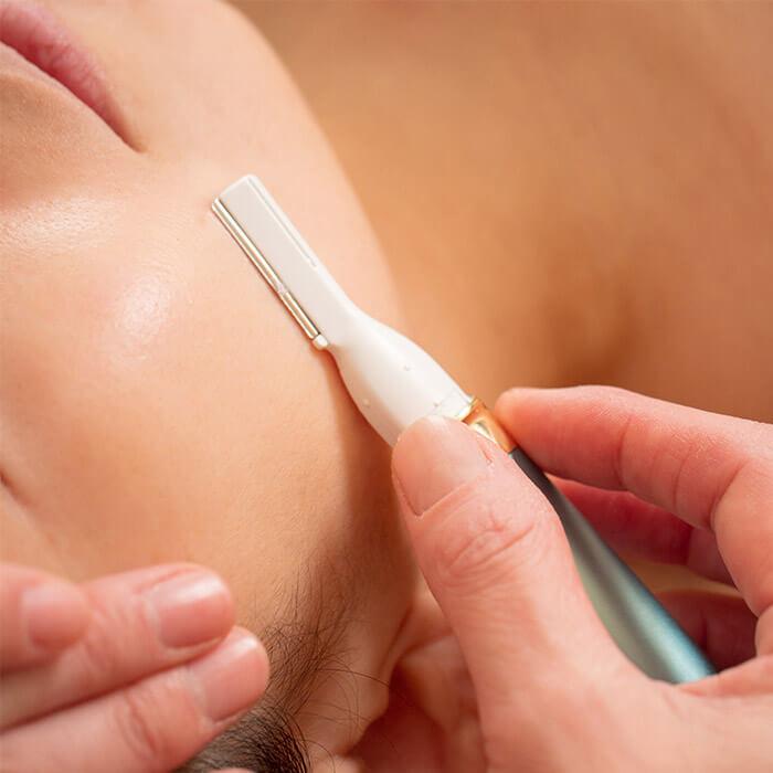 709_How_to_Dermaplane_at_Home_Thumbnail