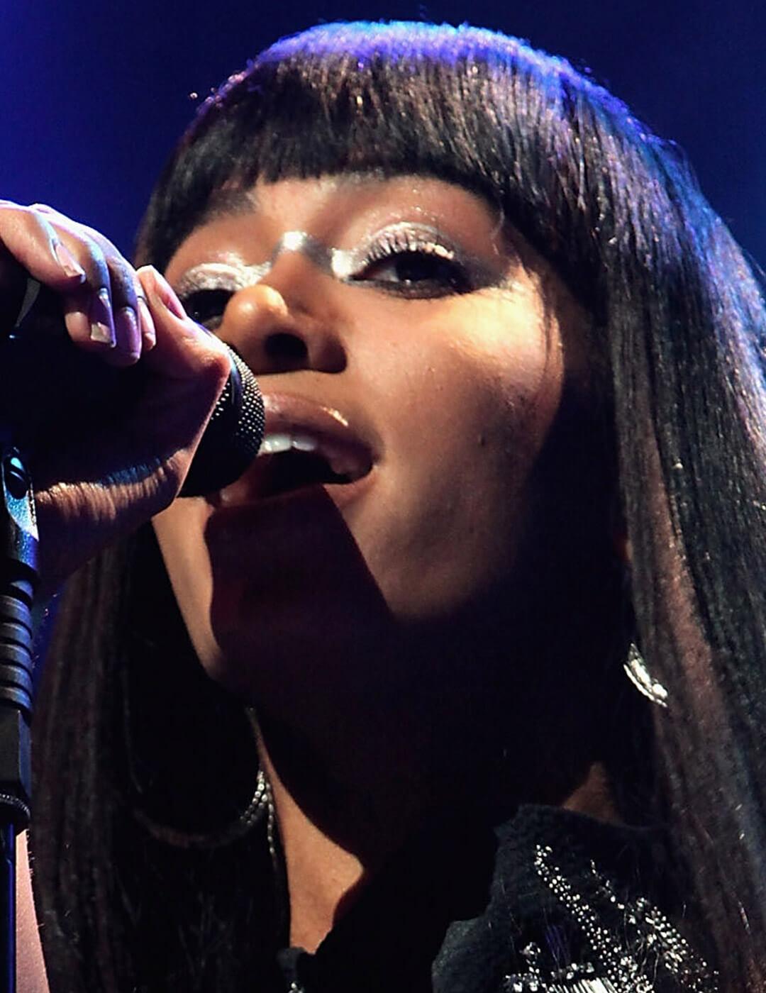 Solange Knowles performing and rocking a silver uni-liner makeup look