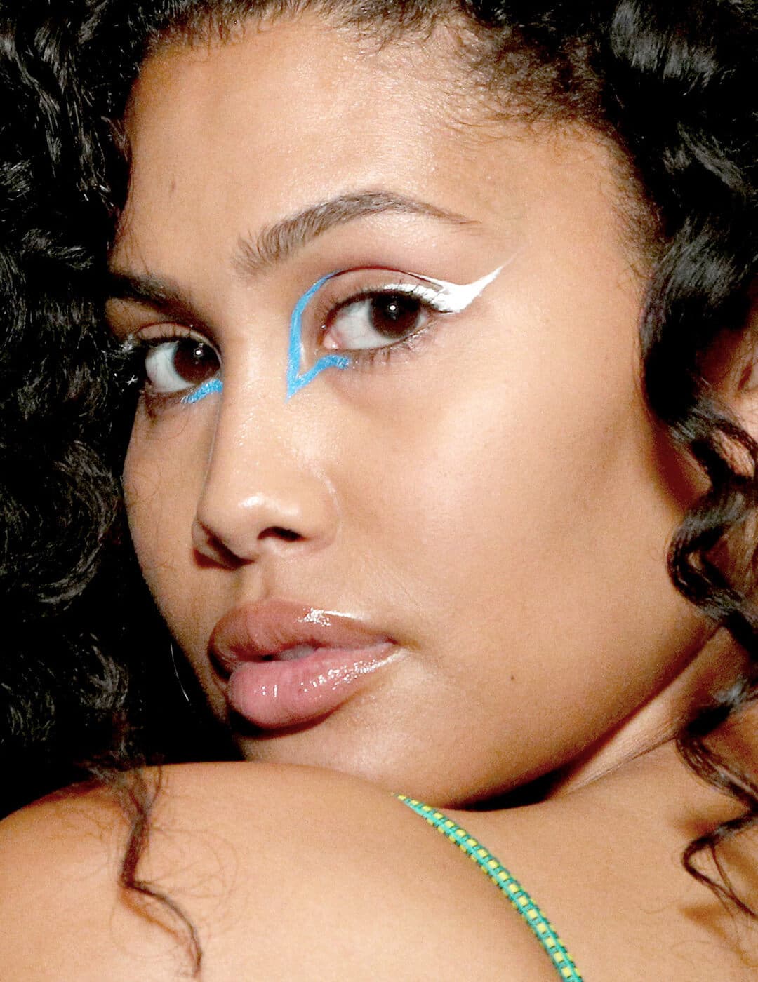 Leyna Bloom rocking a graphic blue and white eyeliner makeup look