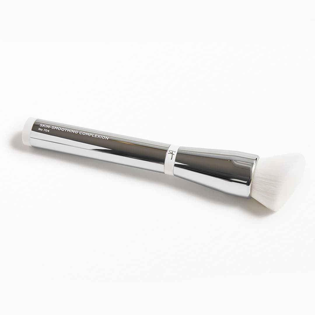 IT COSMETICS Heavenly Skin™ Skin-Smoothing Complexion Brush #704