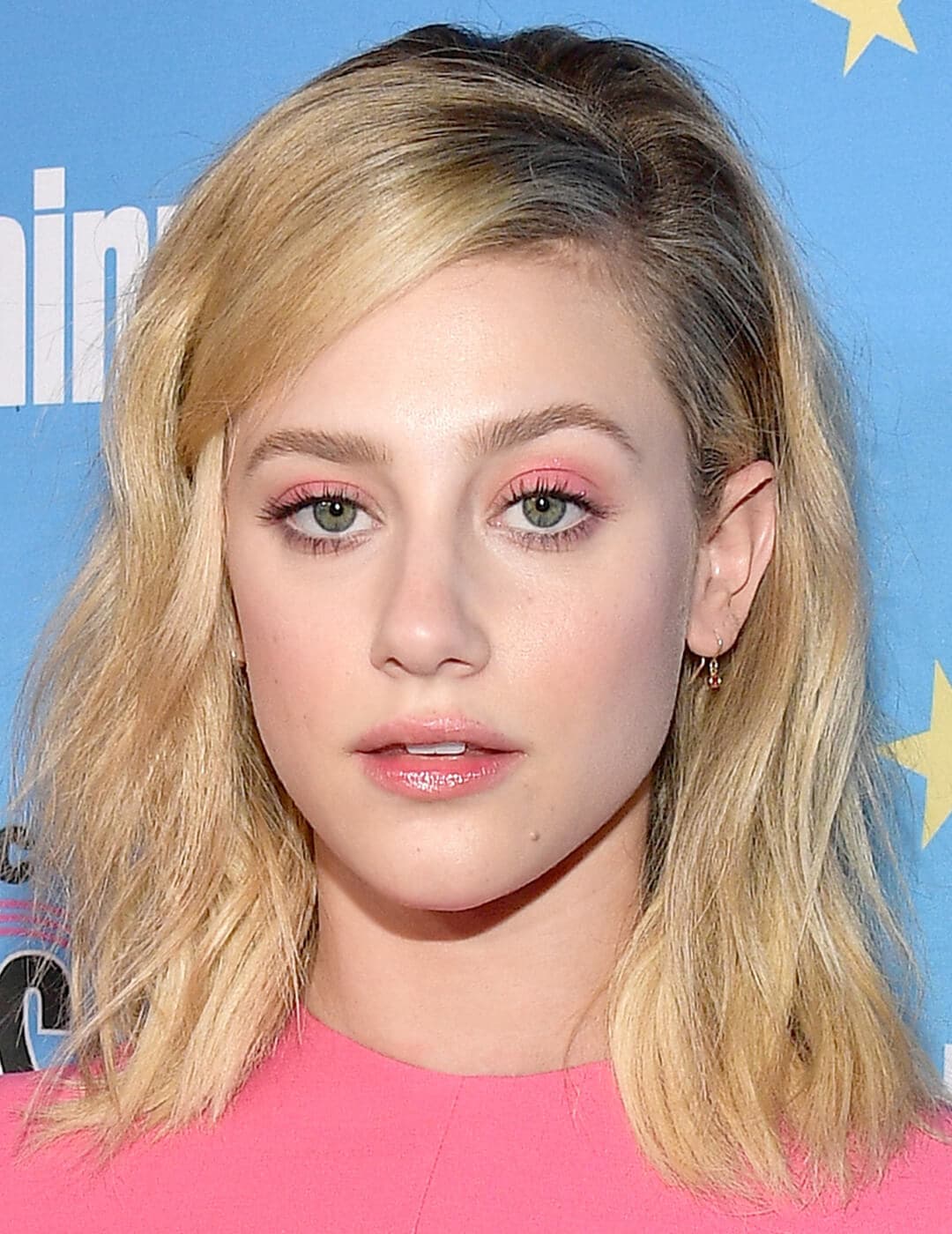 Lili Reinhart rocking a peach eyeshadow makeup look paired with nude lips on the red carpet