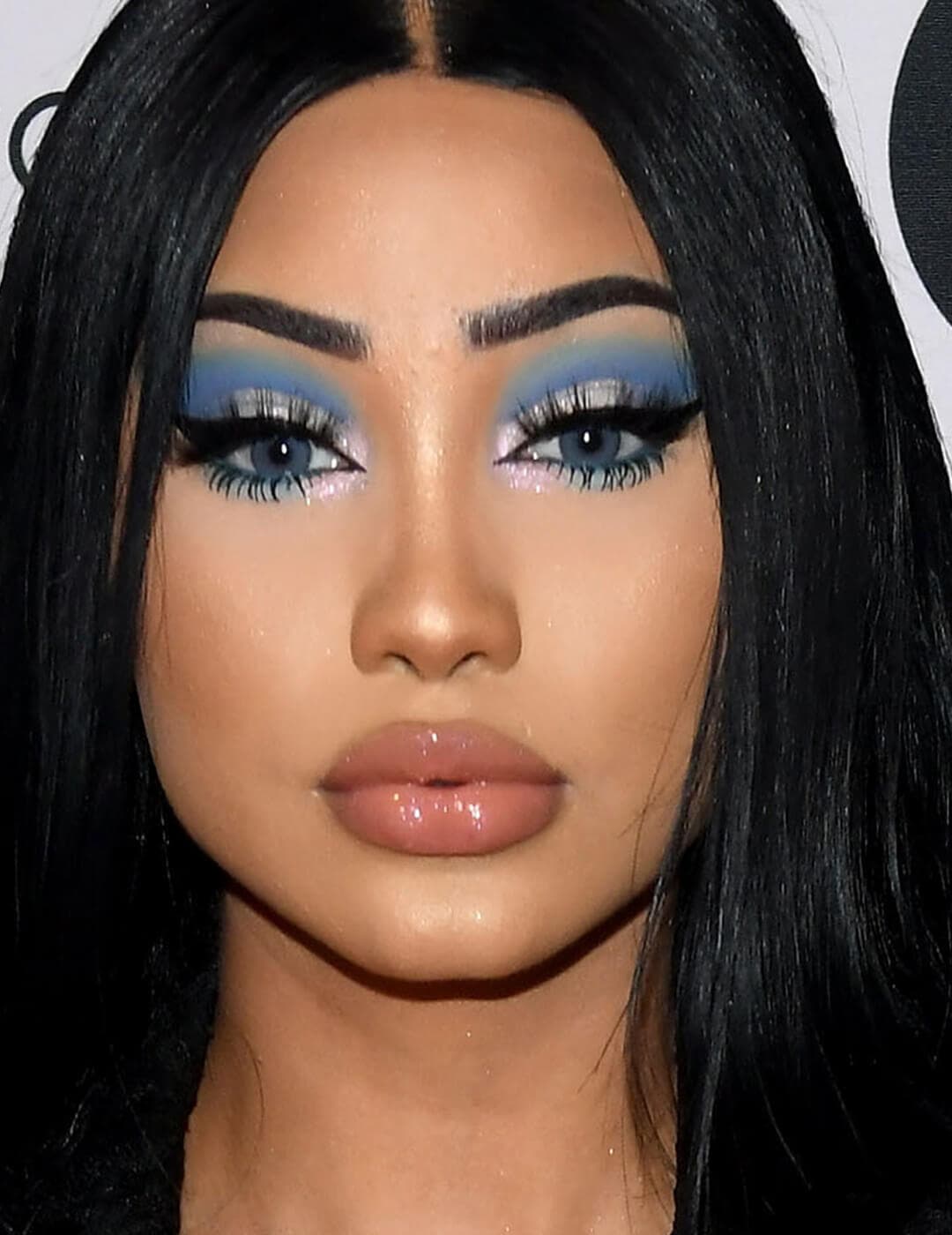 Celebrity on the red carpet rocking a blue eyeshadow makeup look