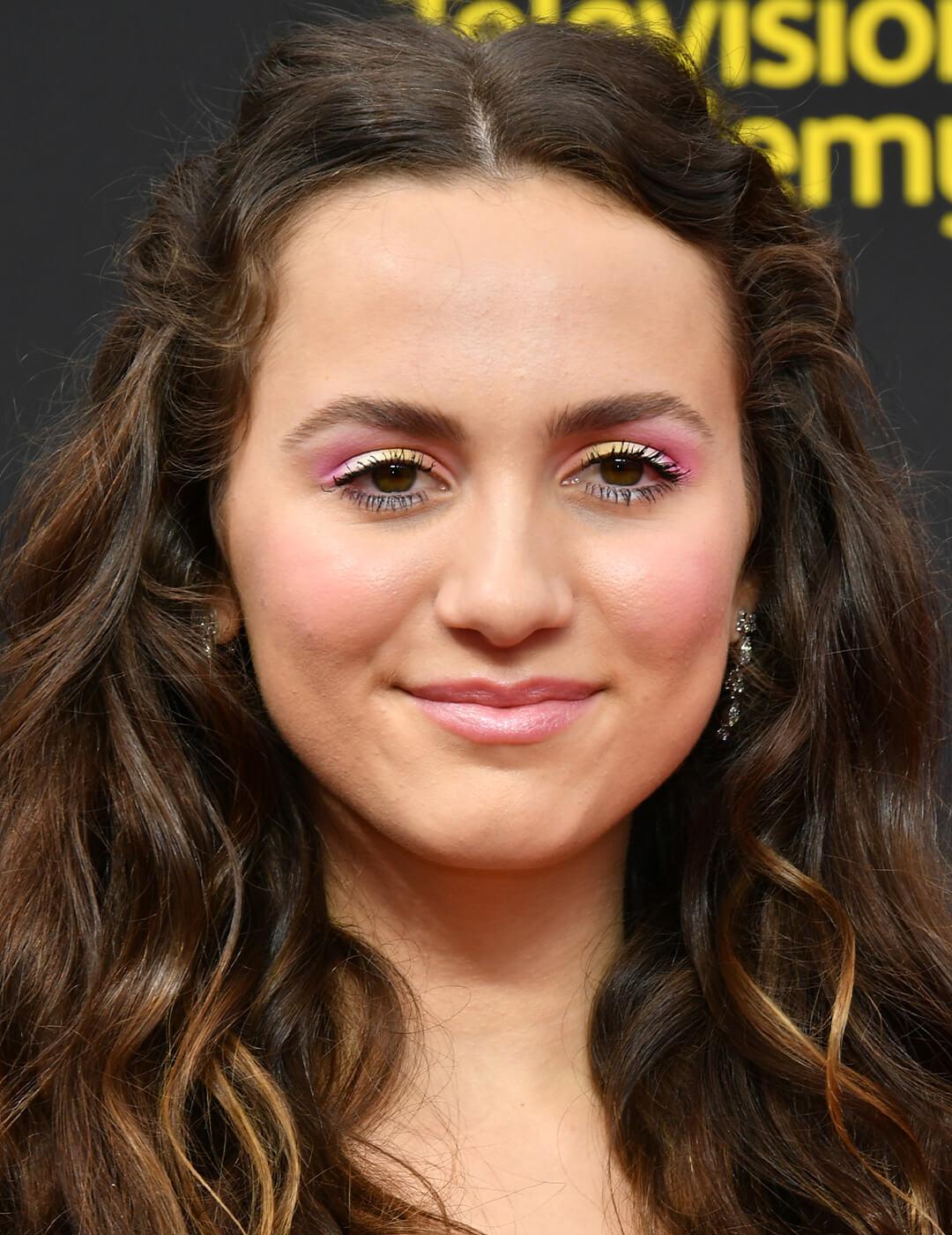 Maude Apatow rocking a pink and gold eye shadow makeup look