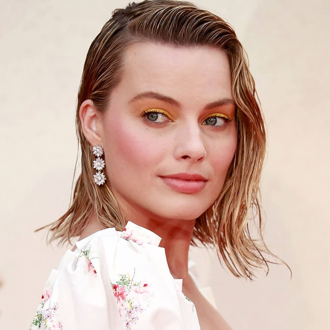 A photo of Margot Robbie with blonde and a wet hair look
