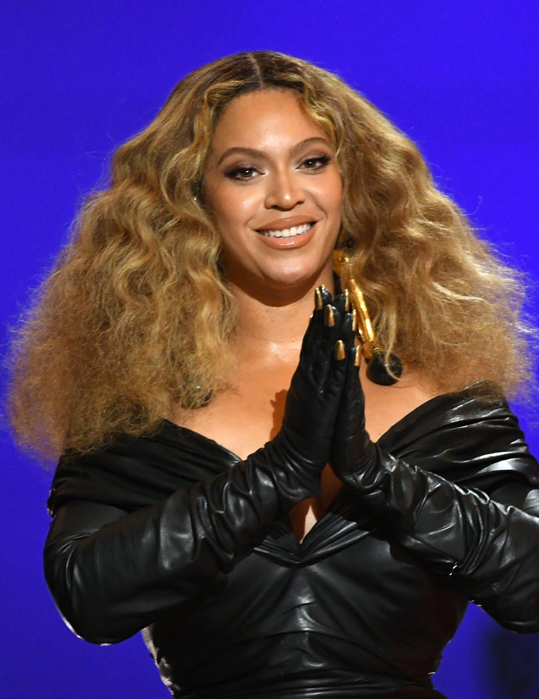 A photo of Beyoncé rocking the stage with her look