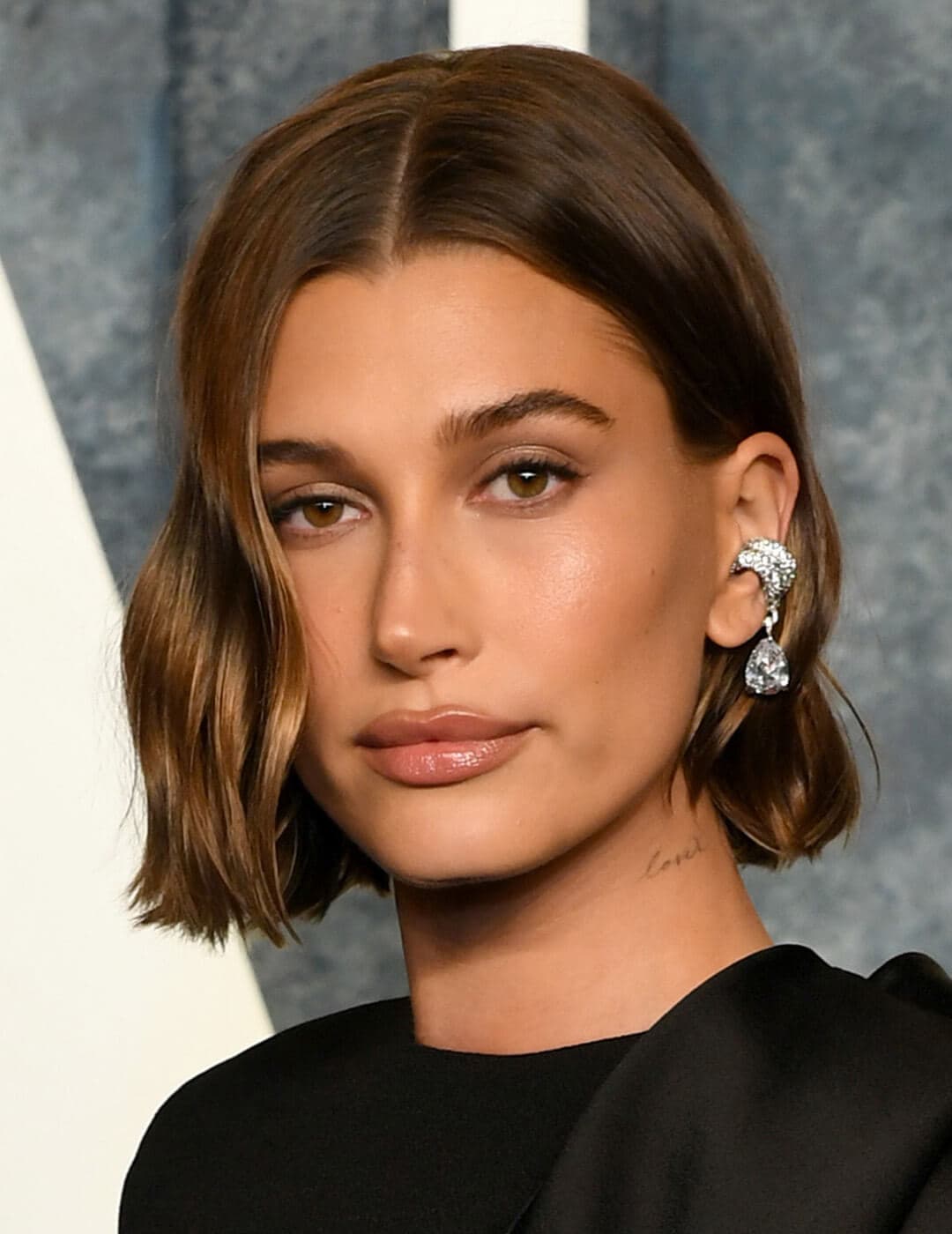 Hailey Bieber attends the 2023 Vanity Fair Oscar Party Hosted By Radhika Jones at Wallis Annenberg Center for the Performing Arts on March 12, 2023 in Beverly Hills, California.