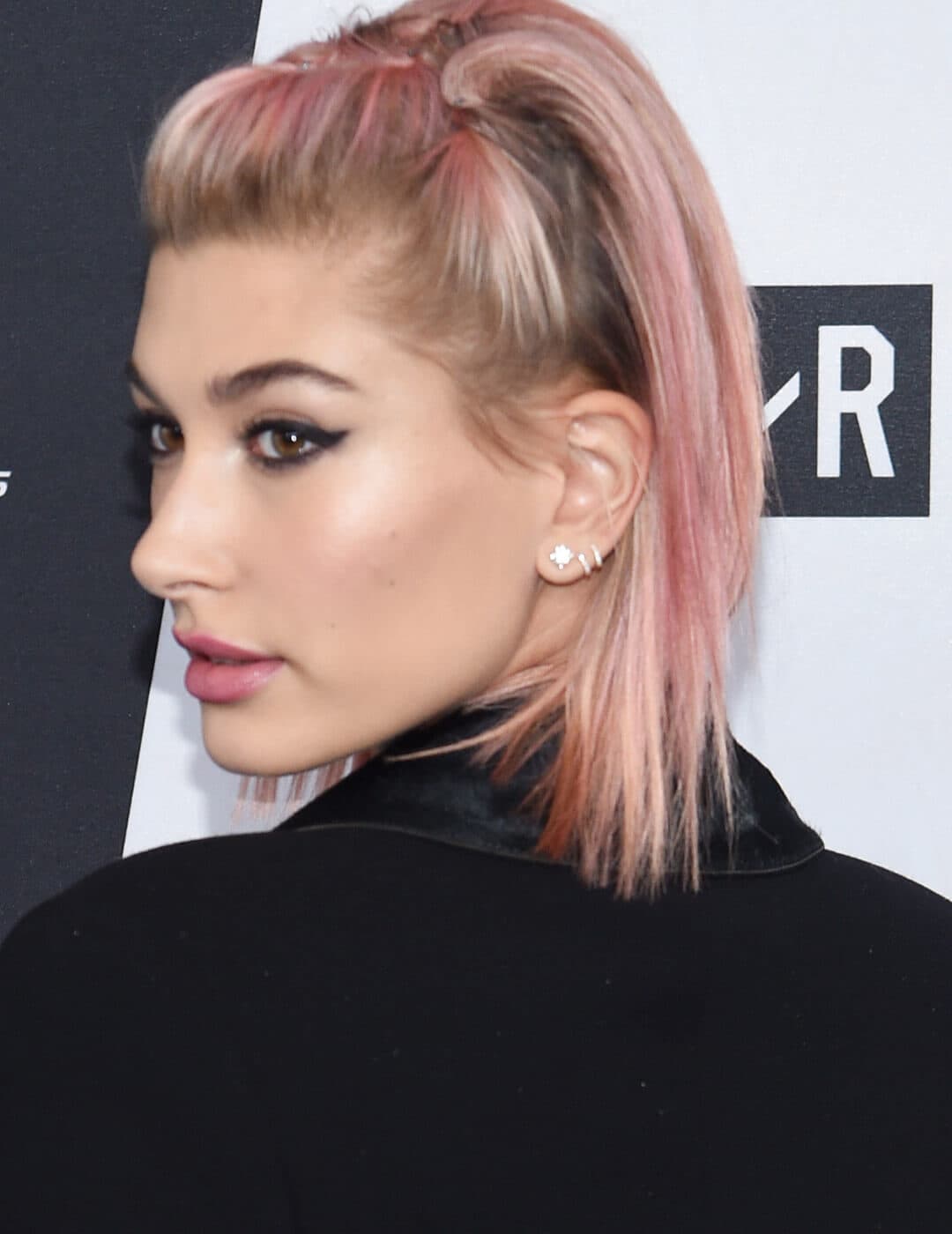 A photo of Hailey Baldwin with bubblegum-pink hair color