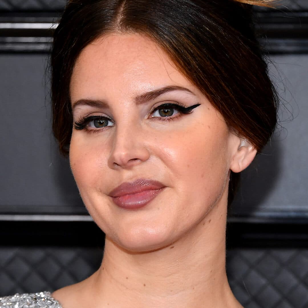 Lana Del Rey rocking a bold cat eyeliner look