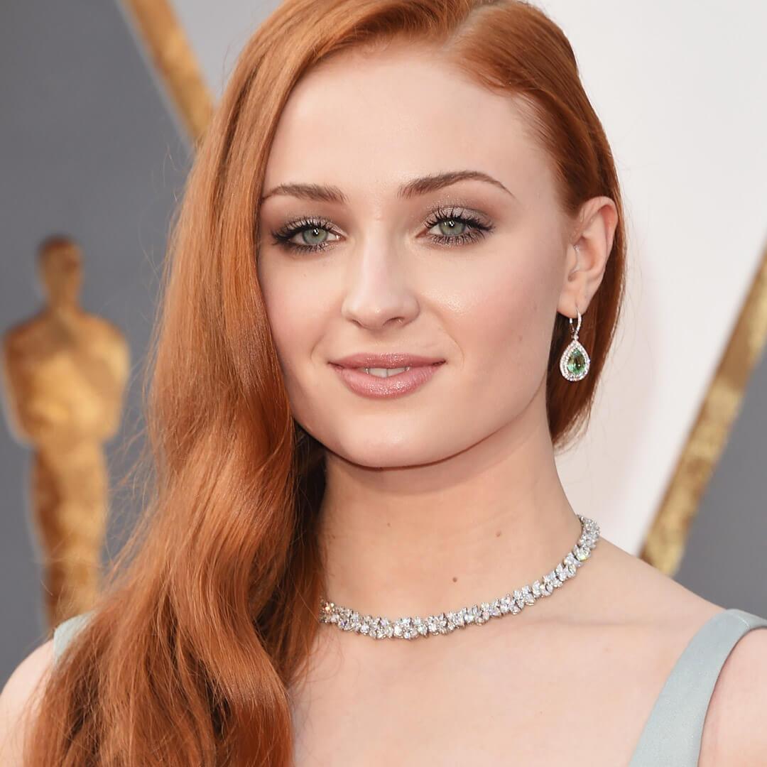 A photo of Sophie Turner with a acopper hair color
