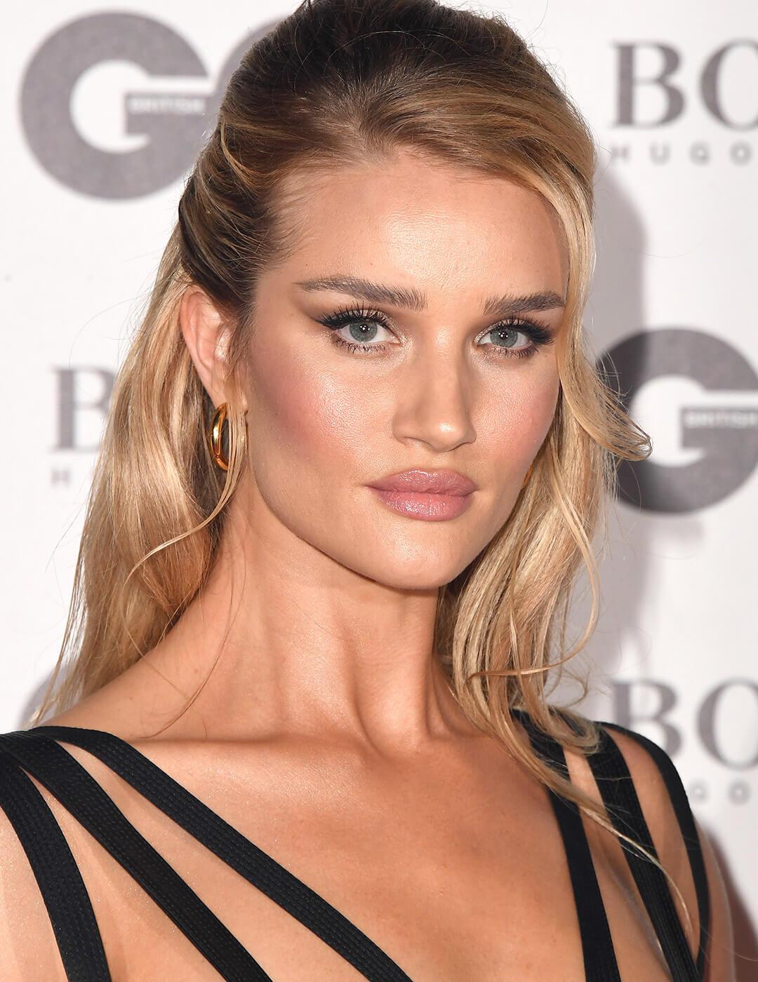 A photo of Rosie Huntington Whiteley with a '90s glamour look
