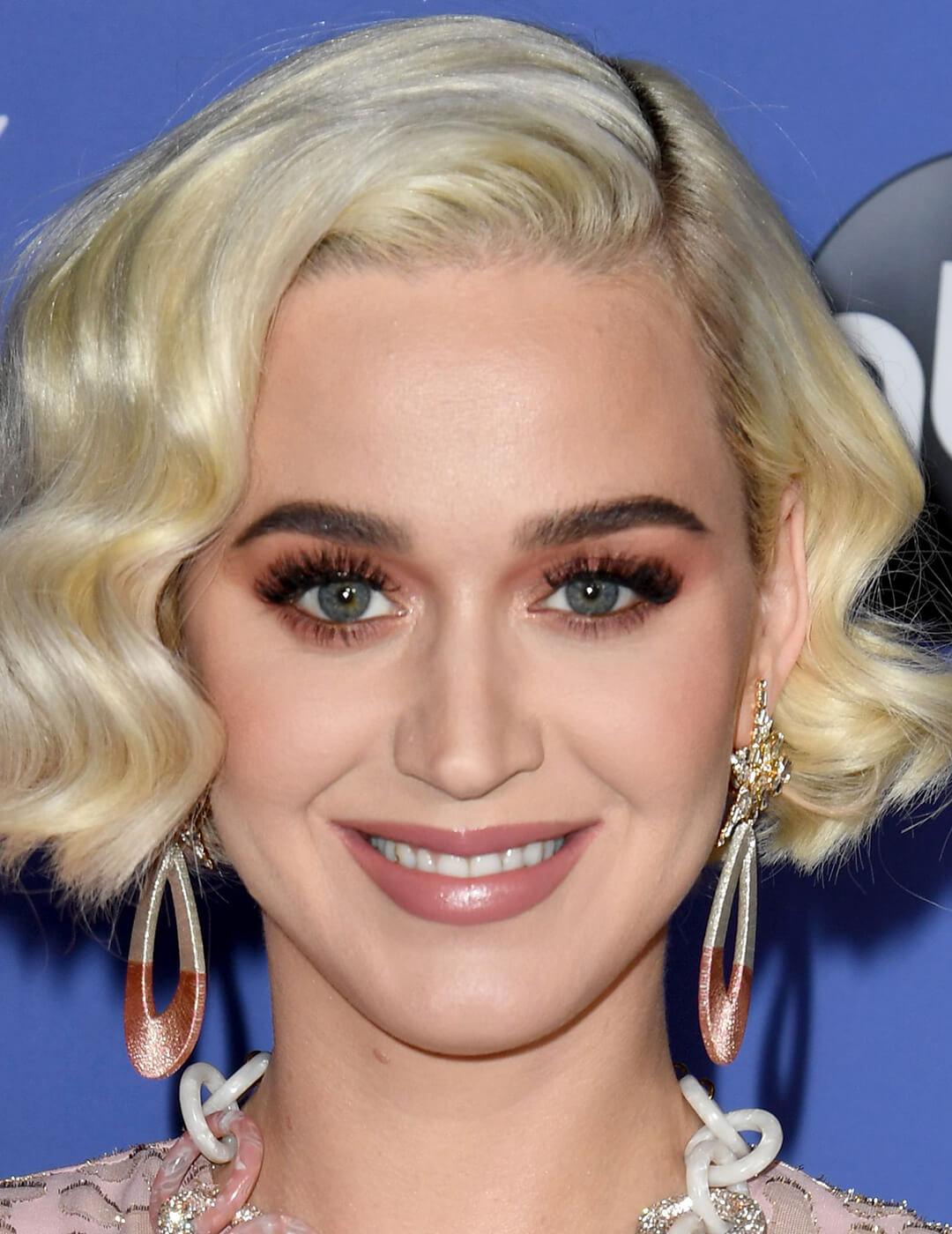A photo of Katy Perry with an out-to-there lashes and thick black liner on the top lash line
