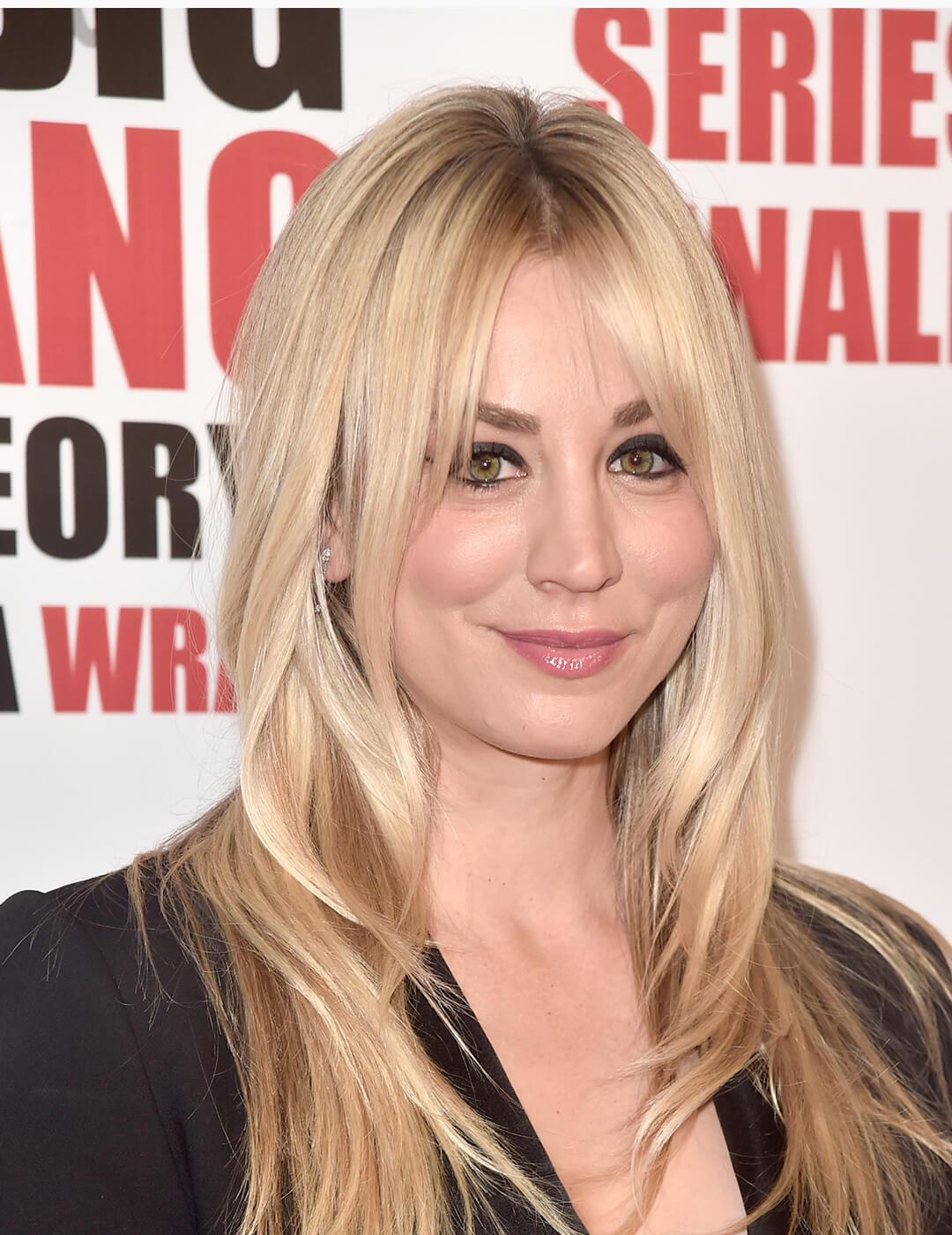 Kaley Cuoco looking chic at the red carpet with a wavy hairstyle