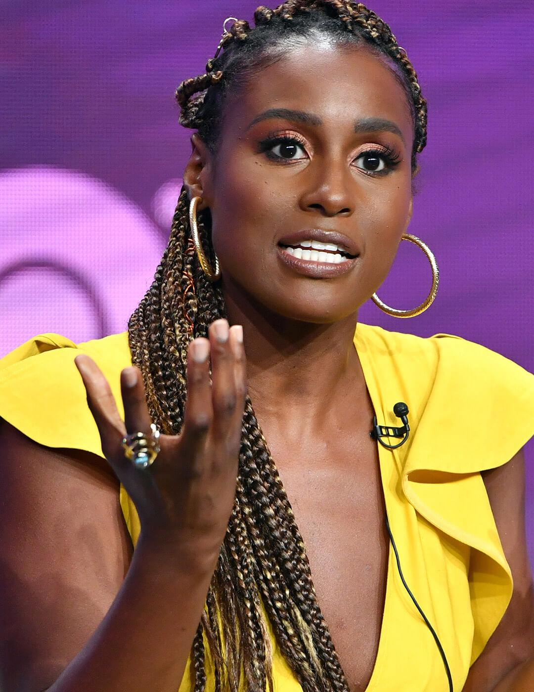 A photo of Issa Rae with blonde streaks and box braids 