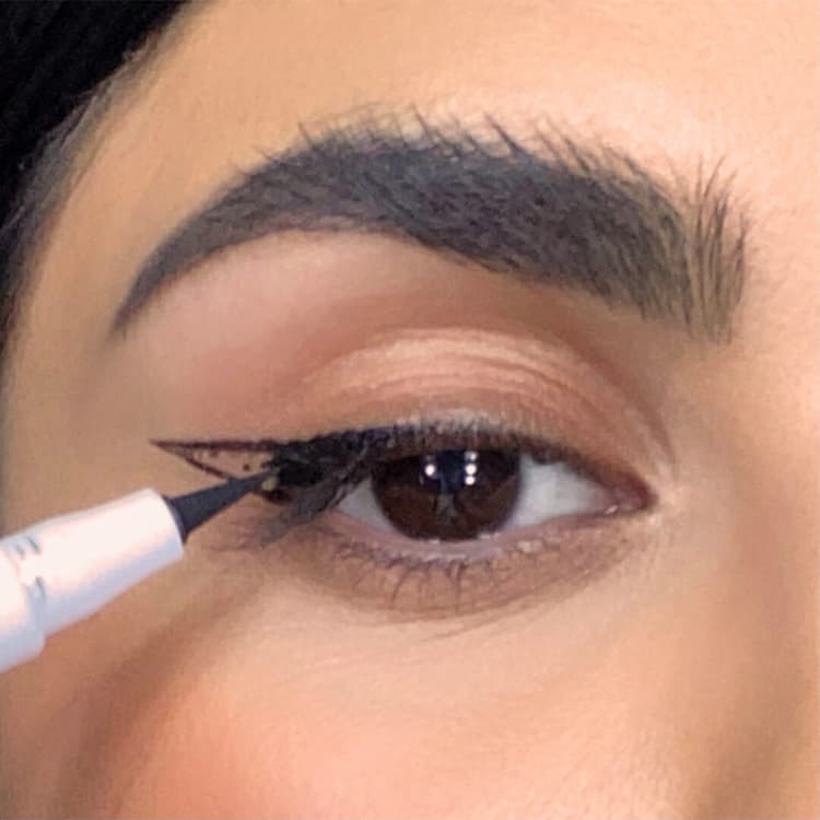 pin on how to do cateyes Images High Quality Grahic 3. Fill it all in with eyeliner.