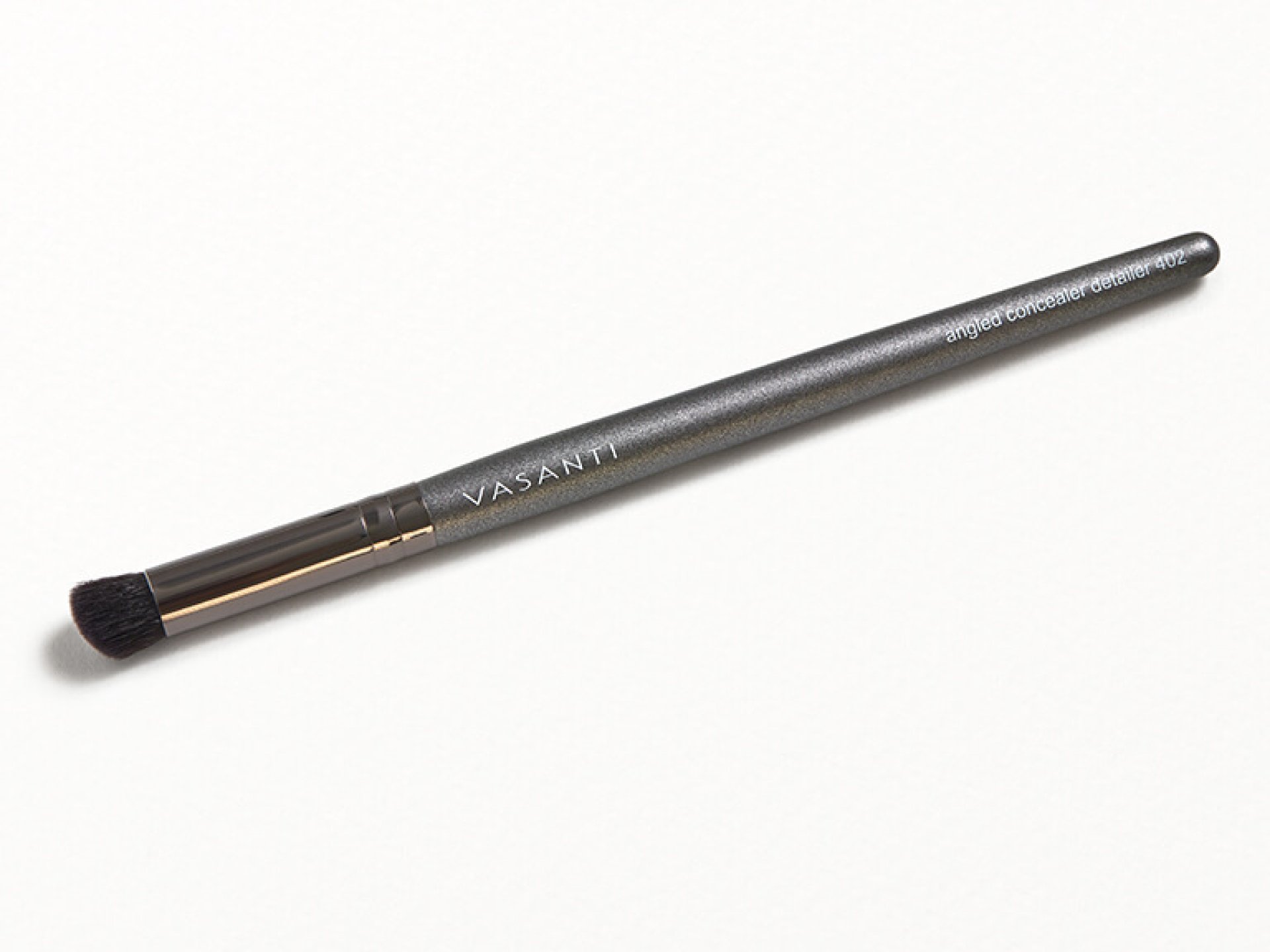 VASANTI COSMETICS Angled Concealer Detailer Brush