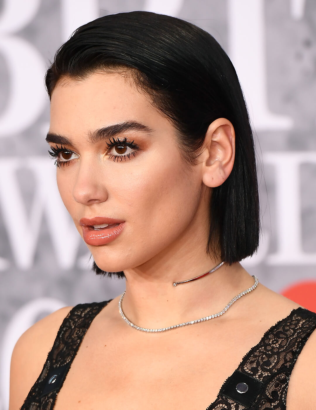 Dua Lipa rocking a blunt bob hairstyle and neutral makeup look