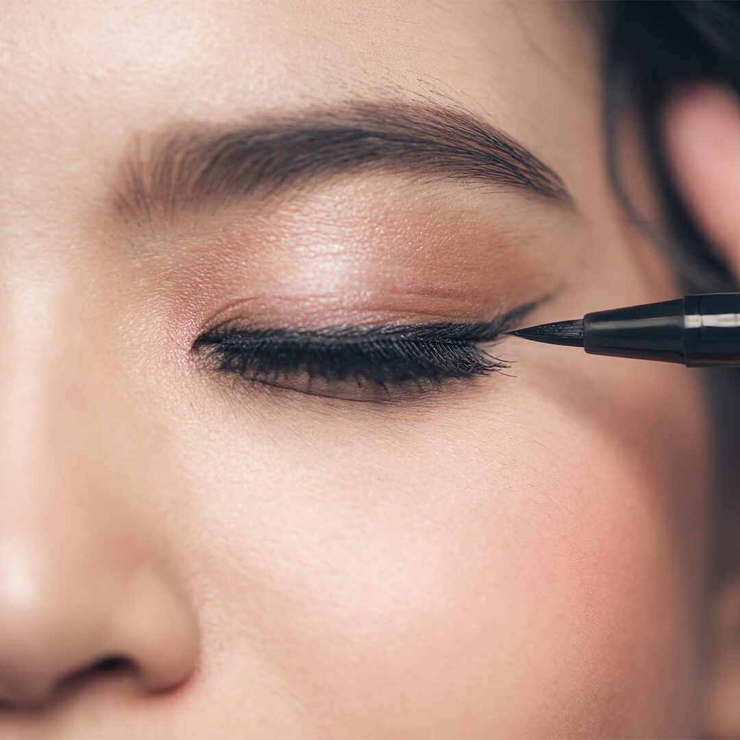 How Top Eyeliner Tips From Pro Makeup Artists | IPSY