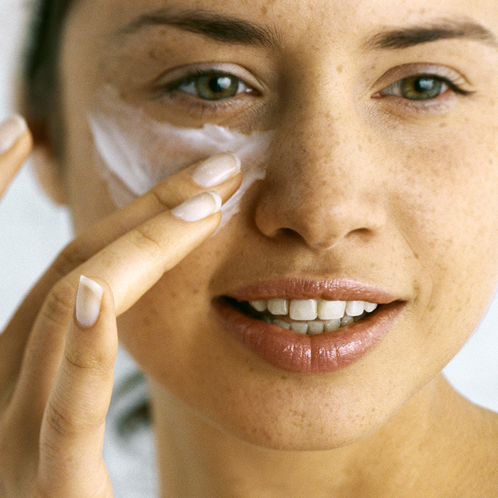 Here are the best eye creams to brighten and reduce the appearance of dark circles under the eyes. If you have dark under eye circles, read on for the best eye creams.