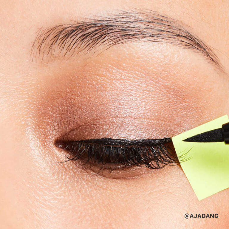 118_How_to_Do_Winged_Eyeliner_03