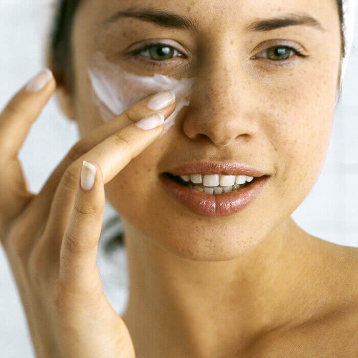 Here are the best eye creams to brighten and reduce the appearance of dark circles under the eyes. If you have dark under eye circles, read on for the best eye creams.