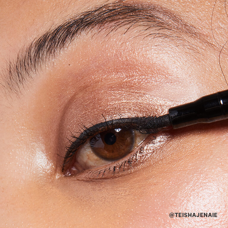 118_How_to_Do_Winged_Eyeliner_04