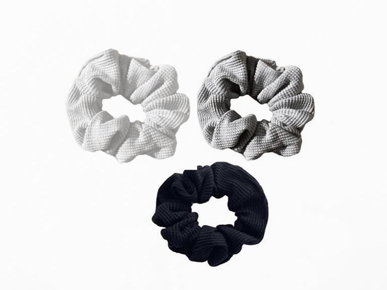69680565c56dff0ee55ab2be7328a887dd333cad_COCUFAS1043008_COCUS_POCUS_Set_of_3_Waffle_Scrunchies_White_Grey_Black